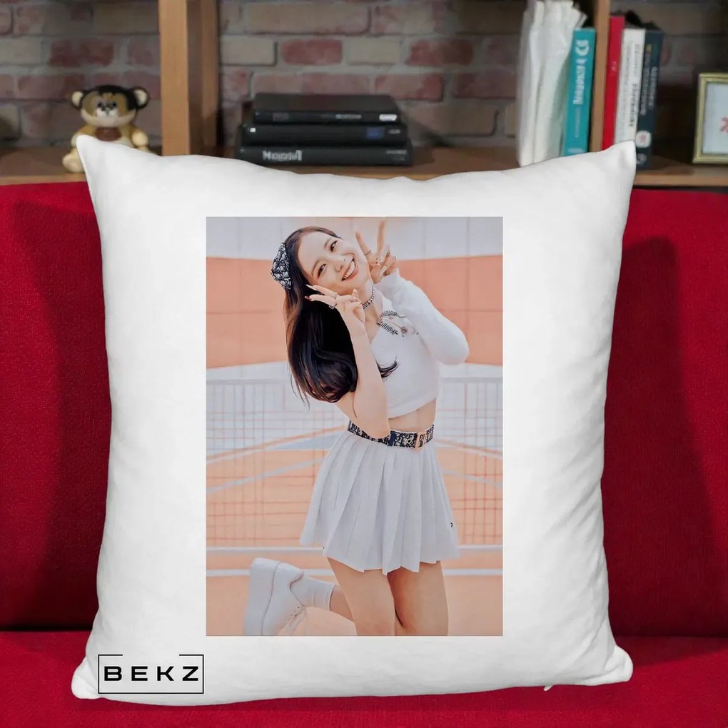 Perna Personalizata K-pop BLACKPINK Nayeon/Jisoo Tenis Alb, 40x40 cm, Alb Pufos, Husa Detasabila, Perna Inclusa, BEKZ®