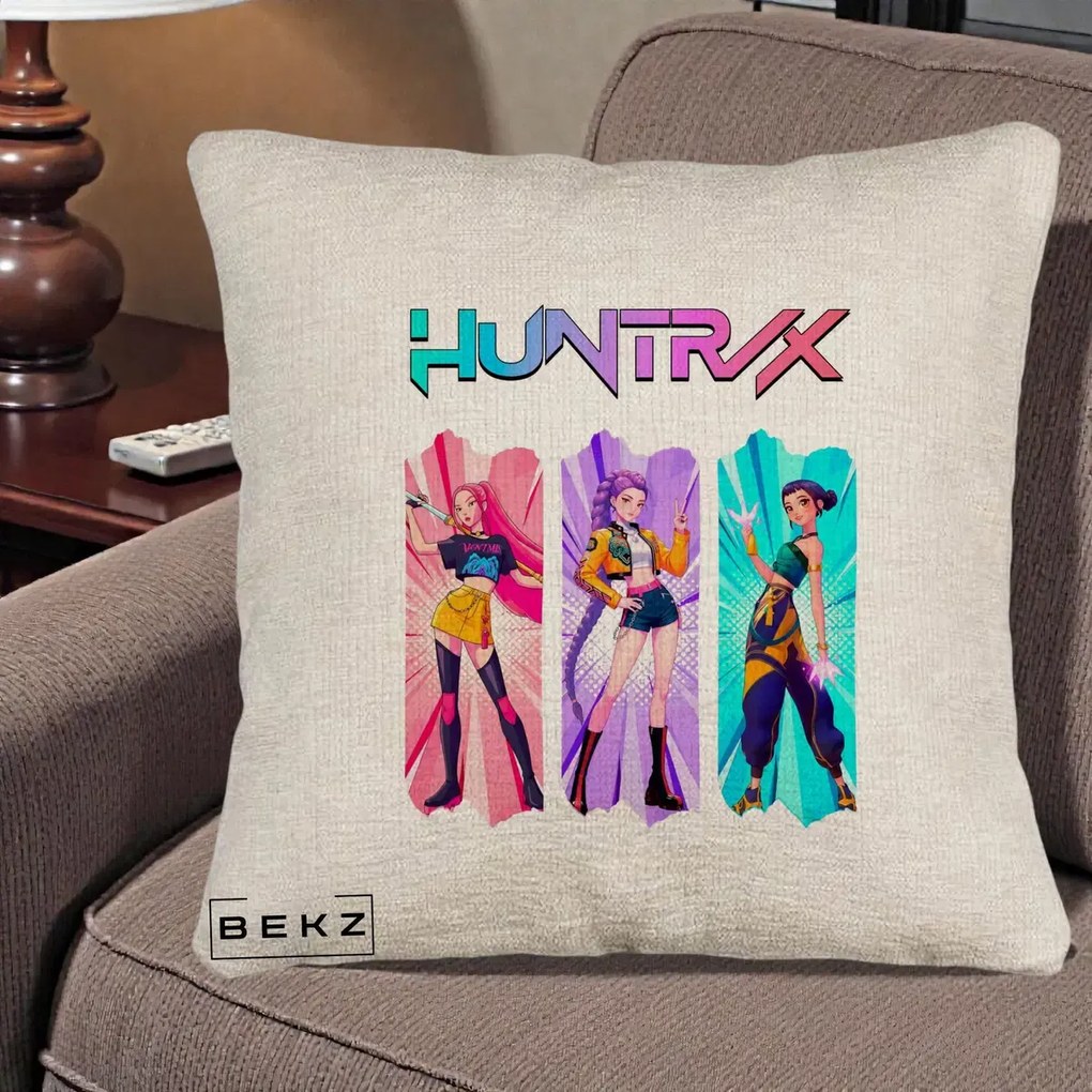 Perna Personalizata K-pop HUNTRX Trio cu Pisica in Benzi, 40x40 cm, Bej Canapea, Husa Detasabila, Perna Inclusa, BEKZ®