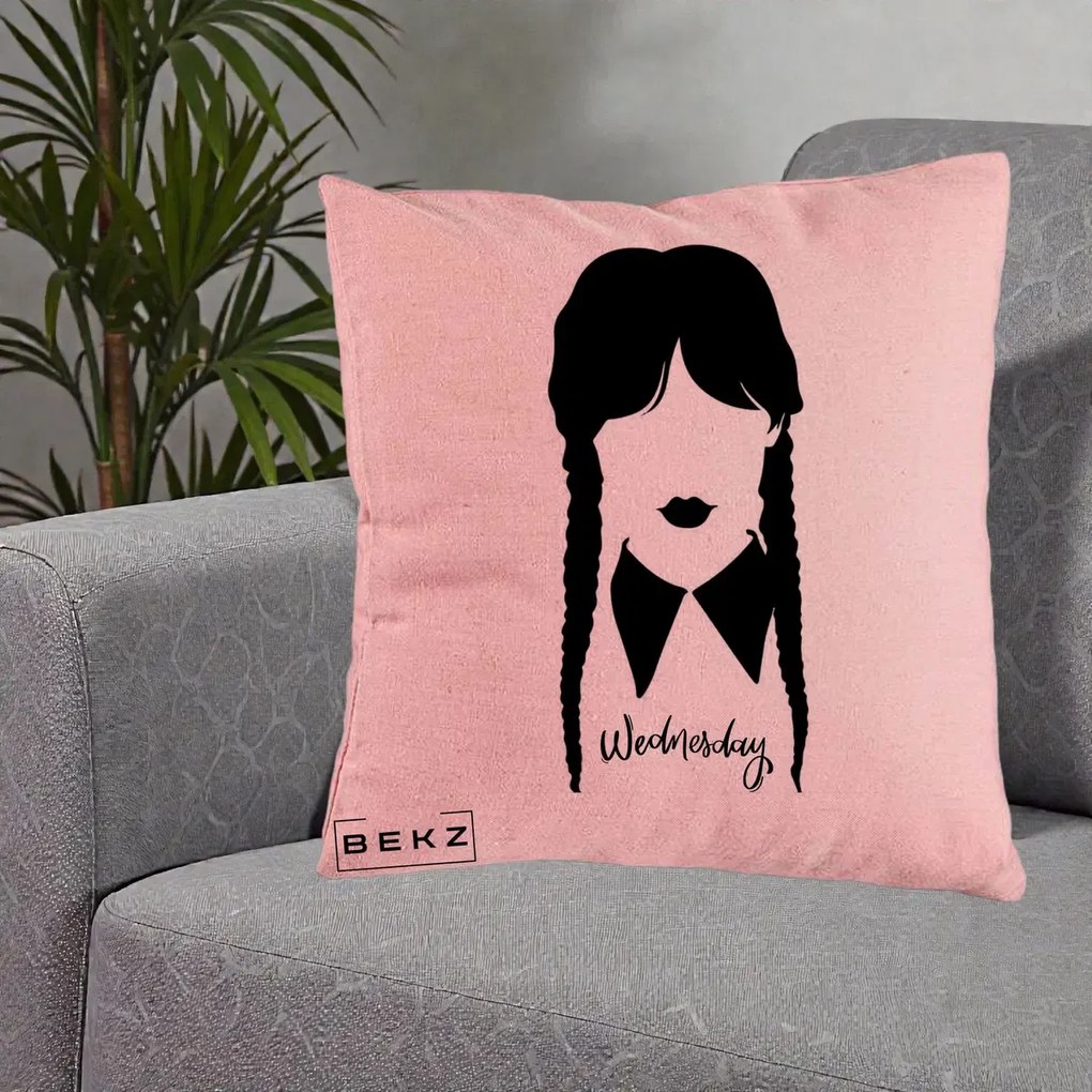 Perna Personalizata Wednesday Addams Silueta Alb-Negru, 40x40 cm, Roz, Husa Detasabila, Perna Inclusa, BEKZ®