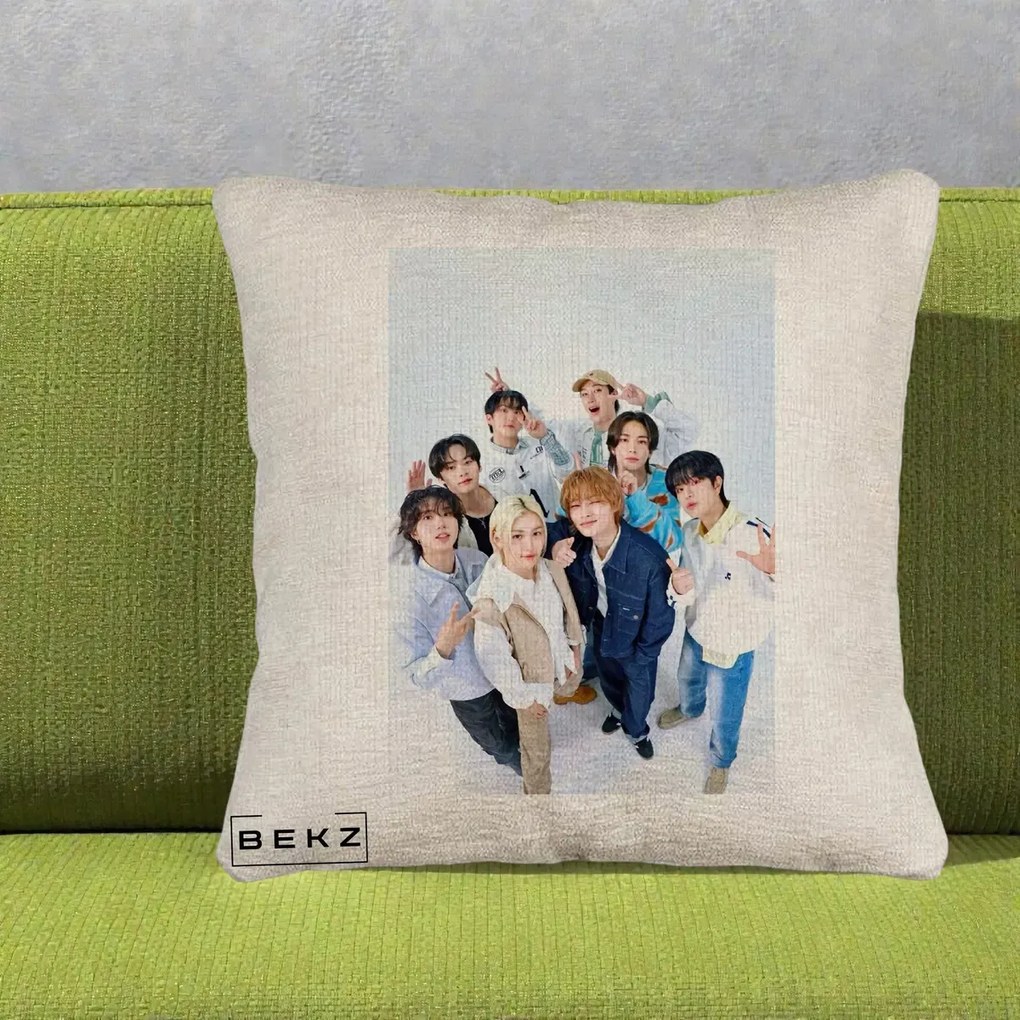 Perna Personalizata K-pop Stray Kids Foto Grup Alb cu 8 Membrii de Sus, 40x40 cm, Bej Canapea, Husa Detasabila, Perna Inclusa, BEKZ®