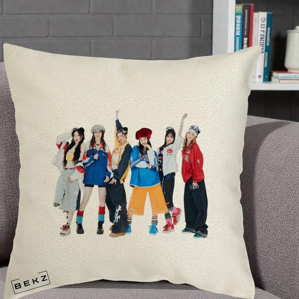 Perna Personalizata Grup K-pop Fete in Picioare Foto, 40x40 cm, Ecru, Husa Detasabila, Perna Inclusa, BEKZ®