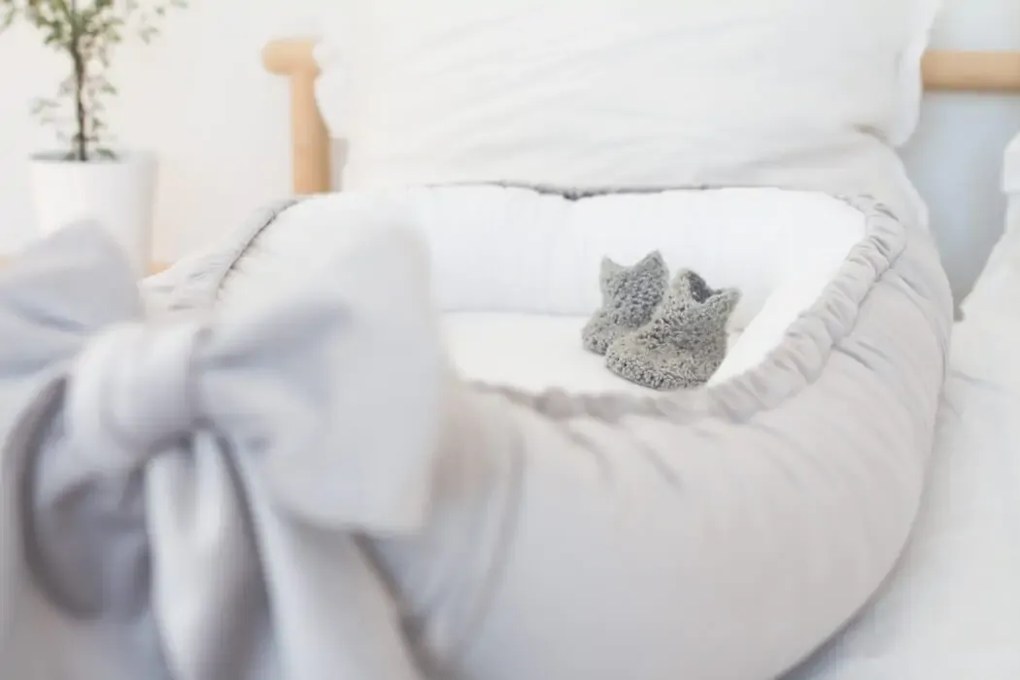 Suport de dormit Babynest Premium Bumbac Organic si Catifea Gri Deschis cu Funda by BabyLy, 80x50 cm