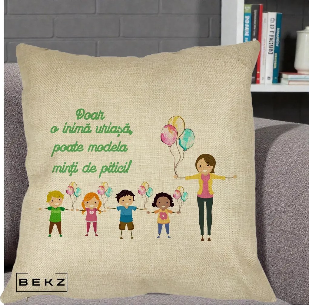 Cadou pentru Educatoare - Perna Personalizata Doar o Inima Uriasa poate Modela Minti de Pitici cu Educatoare si Baloane, 40x40 cm, Crem, Husa Detasabila, Perna Inclusa, BEKZ®
