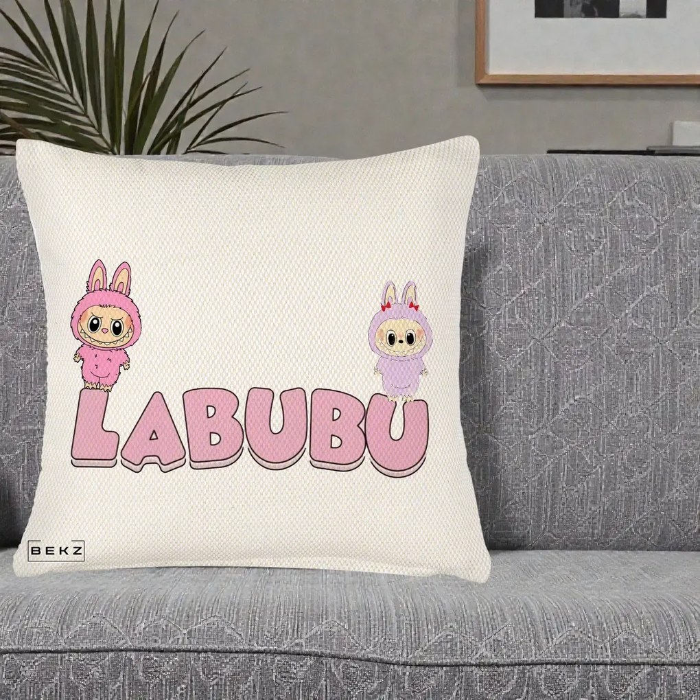 Perna Personalizata Labubu Duo Roz-Lila cu Text, 40x40 cm, Crem Reliefat, Husa Detasabila, Perna Inclusa, BEKZ®