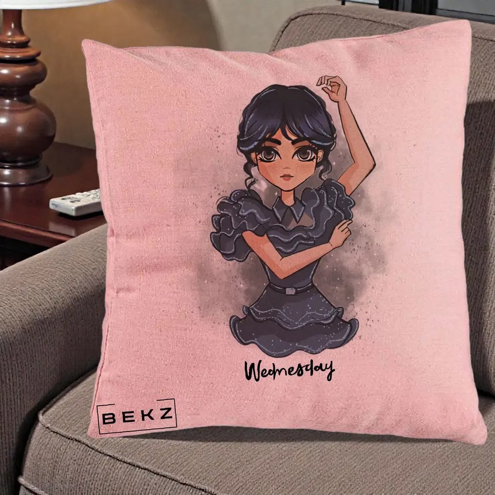 Perna Personalizata Wednesday Addams Dancing Queen, 40x40 cm, Roz, Husa Detasabila, Perna Inclusa, BEKZ®