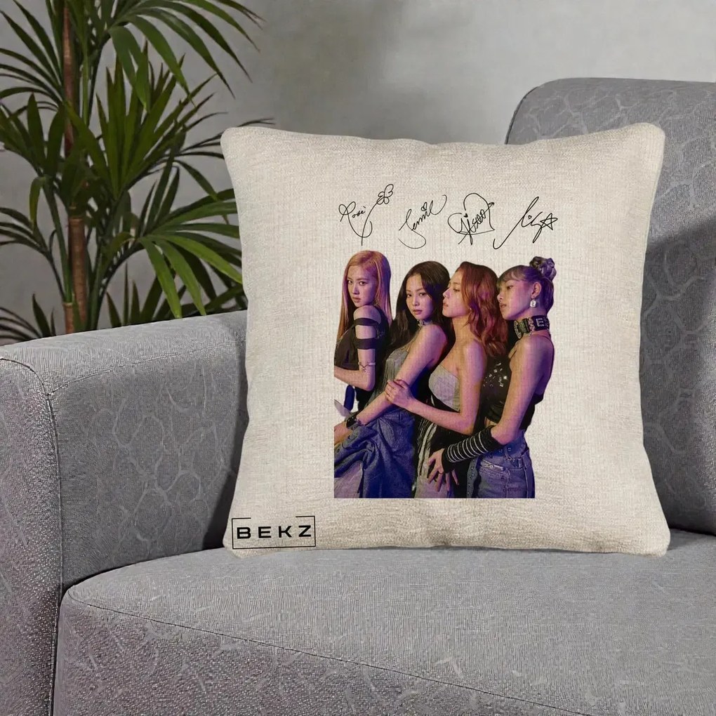Perna Personalizata K-pop BLACKPINK Fotografie Grup Autografe Deasupra, 40x40 cm, Bej Canapea, Husa Detasabila, Perna Inclusa, BEKZ®