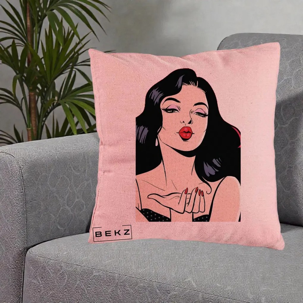 Perna Decorativa Femeie Pop-Art Kiss, 40x40 cm, Roz, Husa Detasabila, Perna Inclusa, BEKZ®