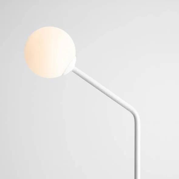 Lampadar modern alb liniar cu un glob de sticla Pure