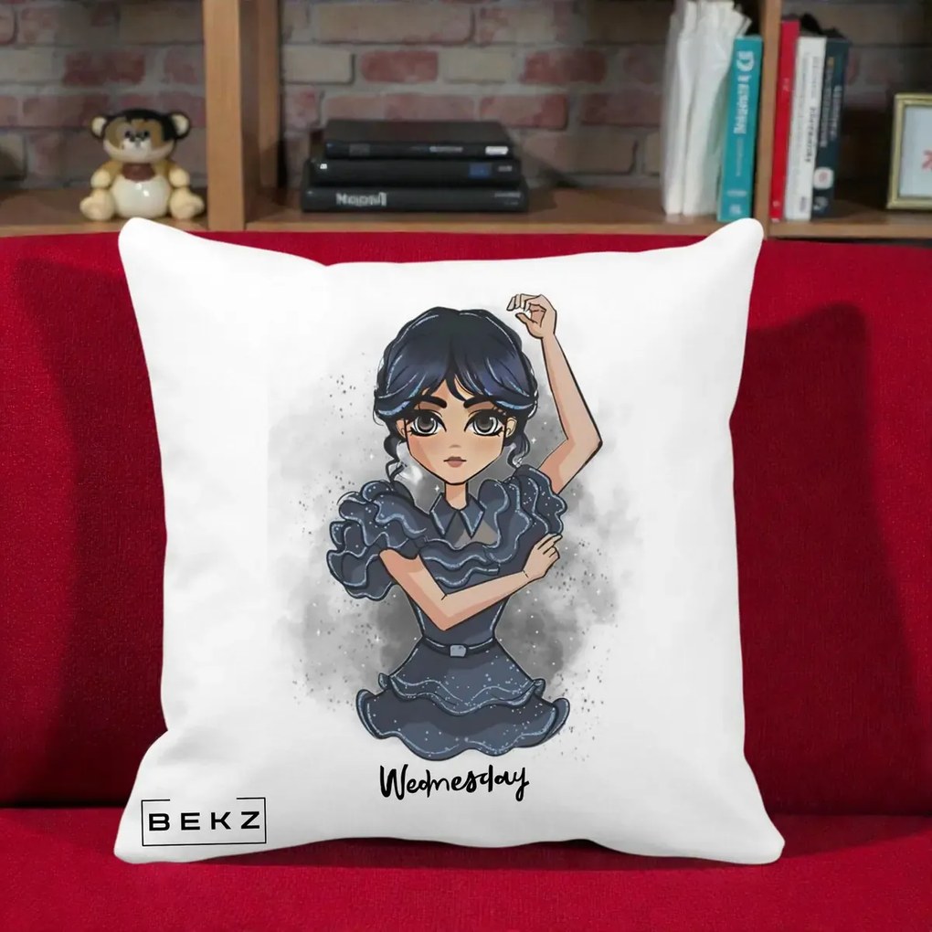 Perna Personalizata Wednesday Addams Dancing Queen, 40x40 cm, Alba Mata, Husa Detasabila, Perna Inclusa, BEKZ®