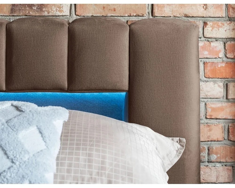 Pat matrimonial maro deschis tapițat cu spațiu de depozitare cu somieră 140x200 cm Lamica – ELTAP