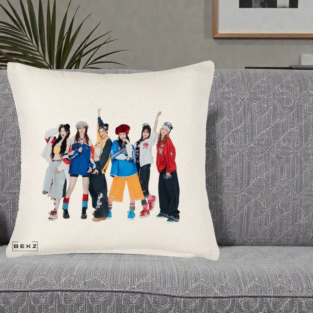 Perna Personalizata Grup K-pop Fete in Picioare Foto, 40x40 cm, Crem Reliefat, Husa Detasabila, Perna Inclusa, BEKZ®