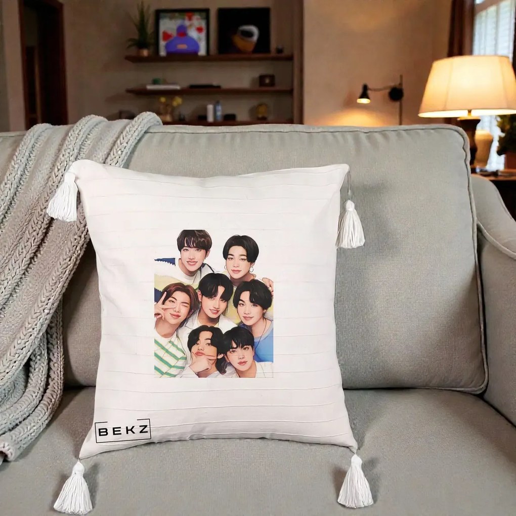 Perna Personalizata K-pop BTS Bangtan Boys Portret Grup Fanart, 40x40 cm, Bej cu Franjuri, Husa Detasabila, Perna Inclusa, BEKZ®