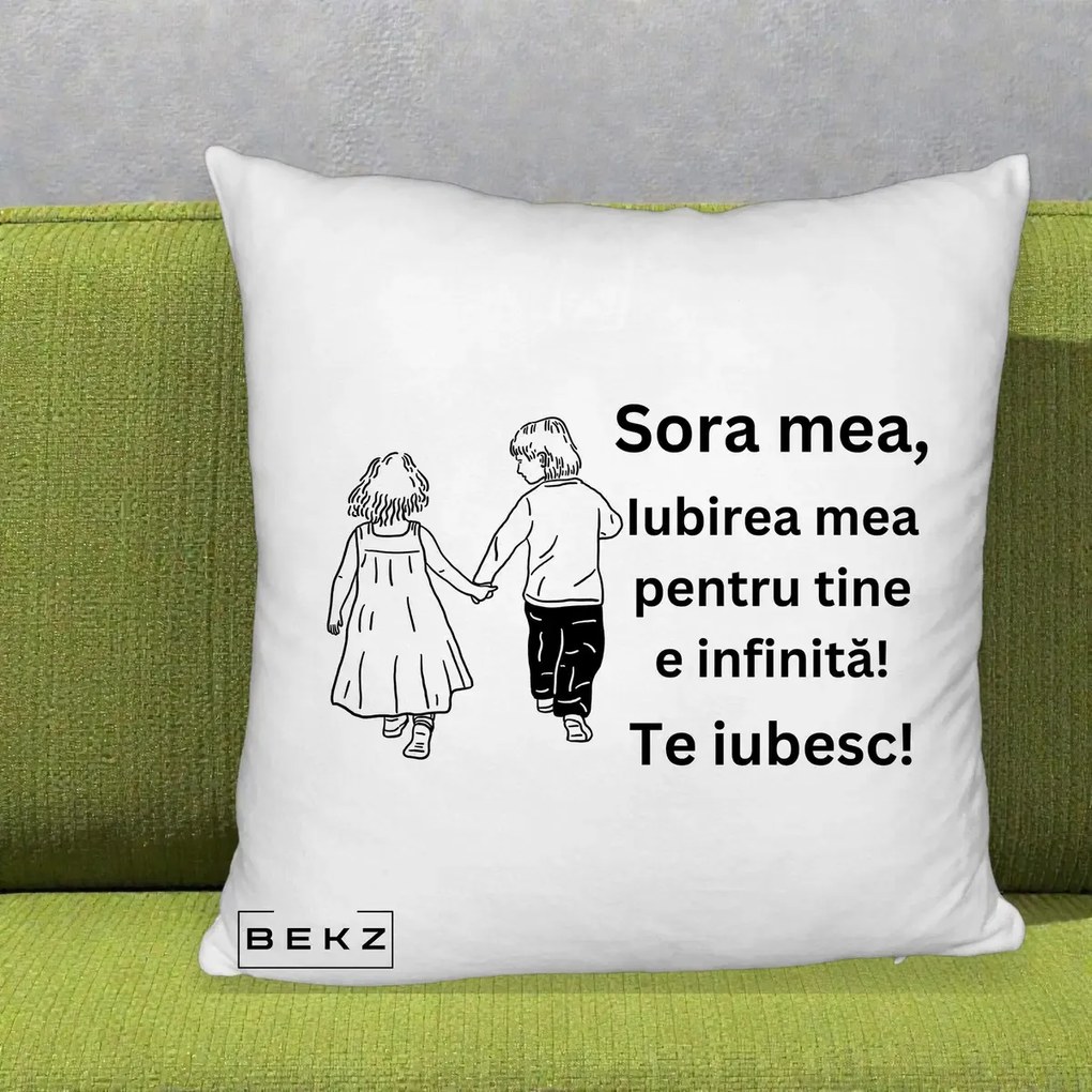 Cadou pentru Sora - Perna Personalizata Sora Mea Te Iubesc Copii Tinand Maini din Spate, 40x40 cm, Alb Pufos, Husa Detasabila, Perna Inclusa, BEKZ®