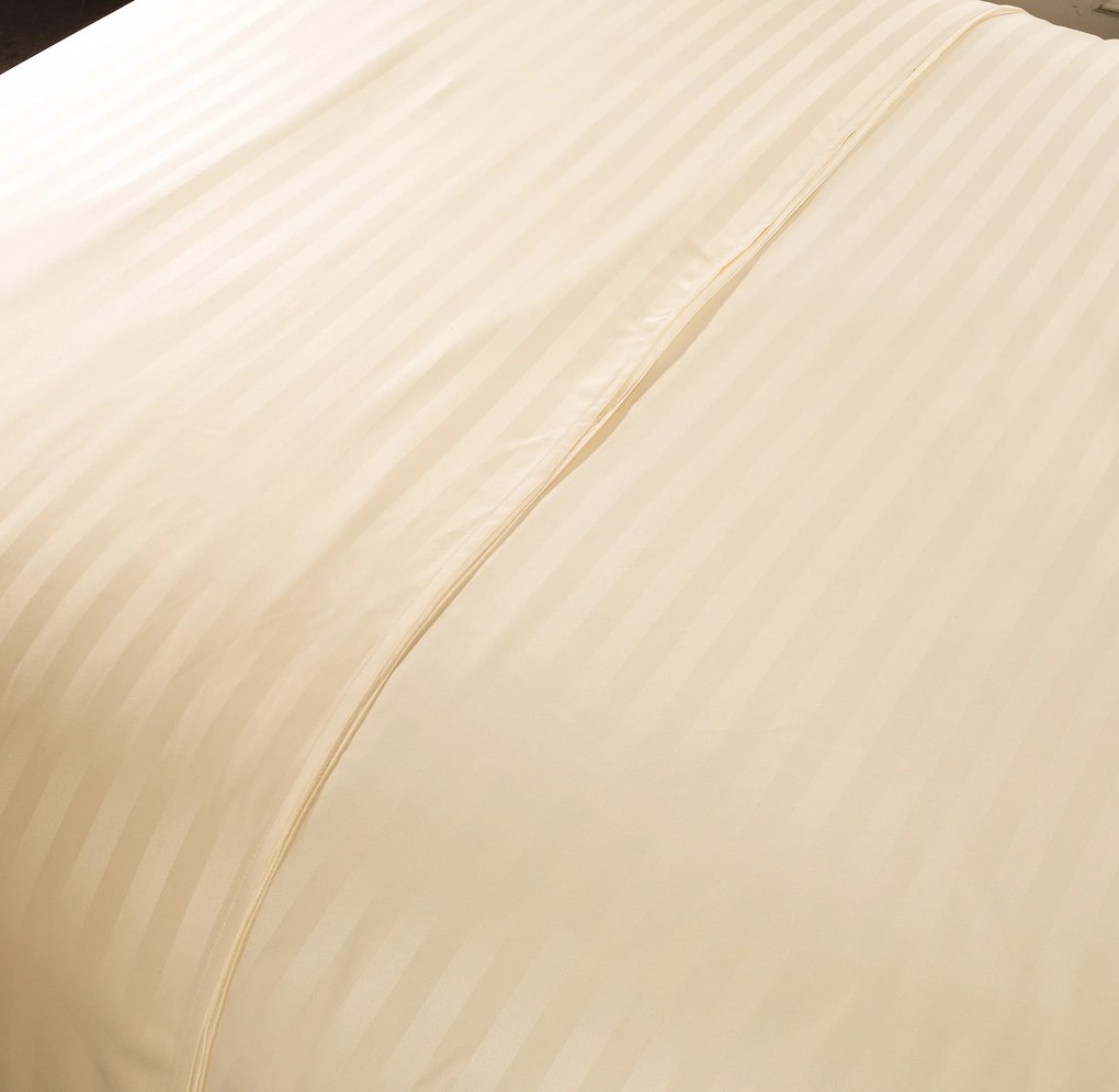 Lenjerie de pat hoteliera din microfibra JASMINE sampanie - dunga 2 cm Dimensiunile lenjeriei: 2 buc 70 x 90 cm | 200 x 220 cm