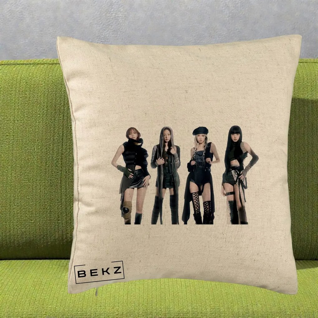 Perna Personalizata K-pop BLACKPINK Tinute Negre Elegante Grup, 40x40 cm, Bej, Husa Detasabila, Perna Inclusa, BEKZ®