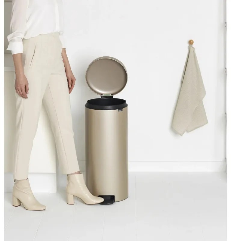 Cos de gunoi cu pedala Brabantia NewIcon 1003209, 30 L, Inchidere lina, Baza antiderapanta, Auriu metalic