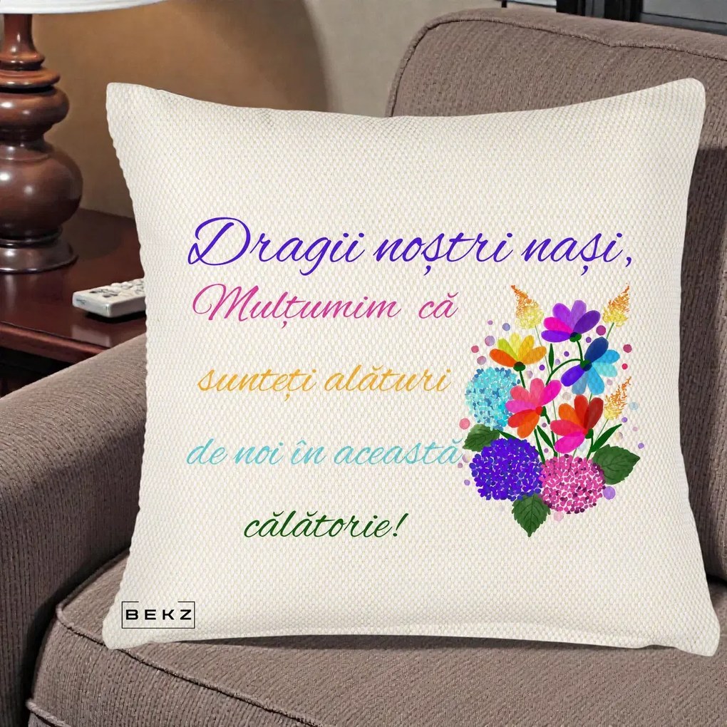 Perna Personalizata Dragii Nostri Nasi Multumim cu Flori Multicolore Colorat, 40x40 cm, Crem Reliefat, Husa Detasabila, Perna Inclusa, BEKZ®