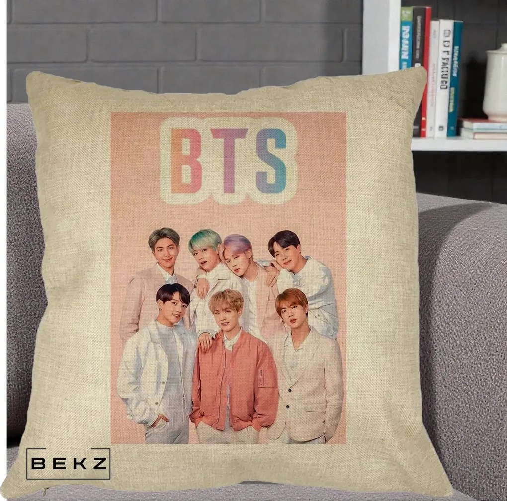Perna Personalizata K-pop BTS Foto Grup cu BTS si Fond Roz Pastel, 40x40 cm, Crem, Husa Detasabila, Perna Inclusa, BEKZ®