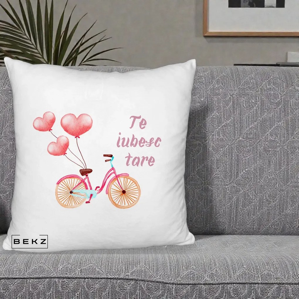 Perna Decorativa Te Iubesc Tare cu Bicicleta Roz si Baloane Inima, 40x40 cm, Alb Pufos, Husa Detasabila, Perna Inclusa, BEKZ®