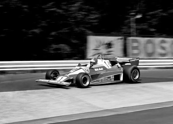 Fotografie Niki Lauda driving a Ferrari 312T, 1975