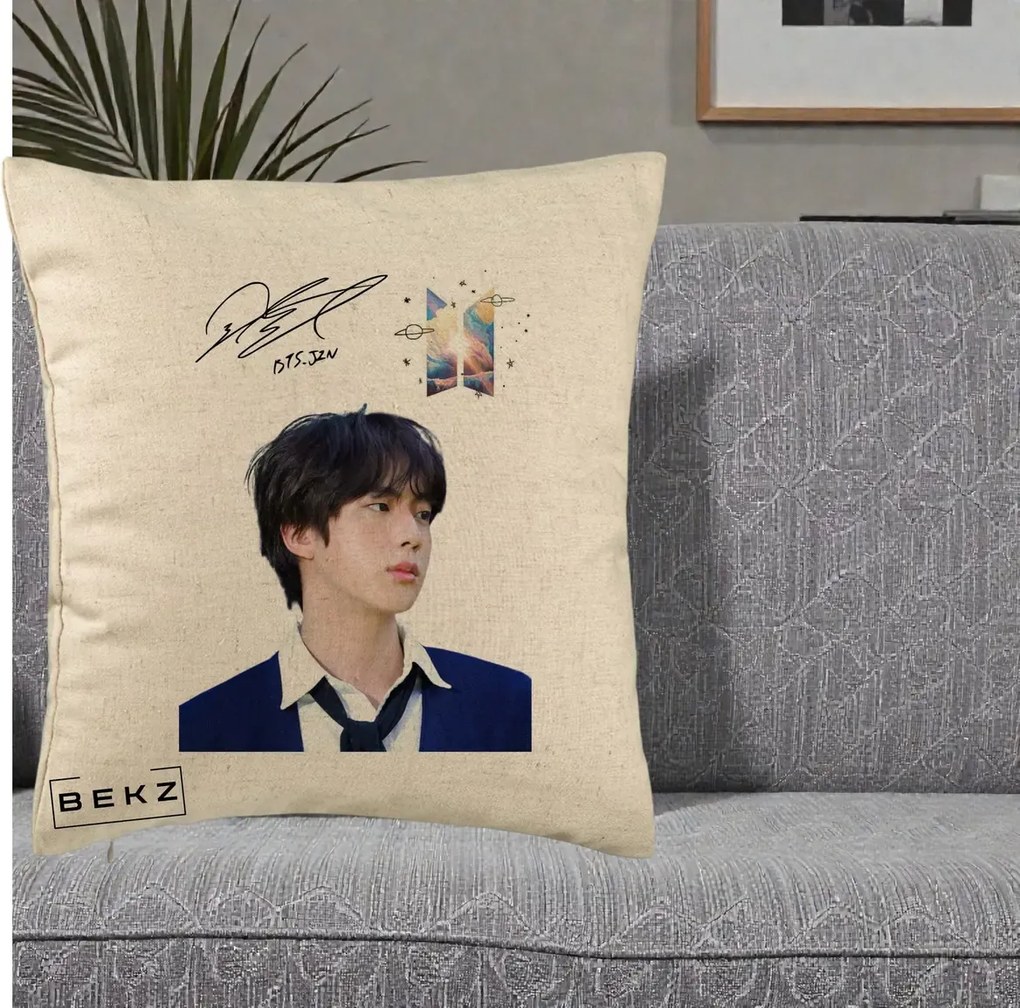 Perna Personalizata K-pop BTS Jin Portret Tinuta Albastra Autograf, 40x40 cm, Bej, Husa Detasabila, Perna Inclusa, BEKZ®