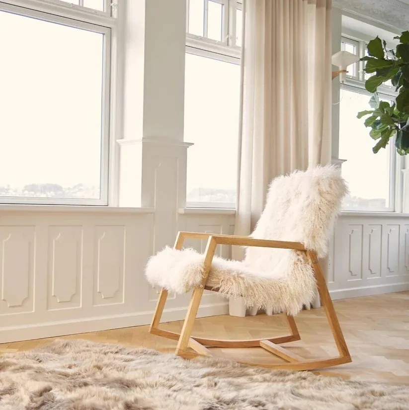 Fotoliu balansoar din lemn de frasin, cu pernă din 100% blană naturală de oaie tibetană, cu fir lung și buclat, „Rocking Chair”