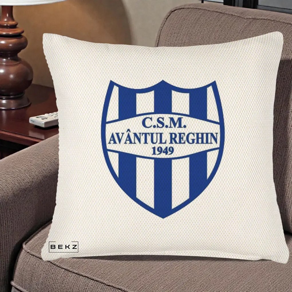 Perna Personalizata CSM Avantul Reghin 1949, 40x40 cm, Crem Reliefat, Husa Detasabila, Perna Inclusa, BEKZ®