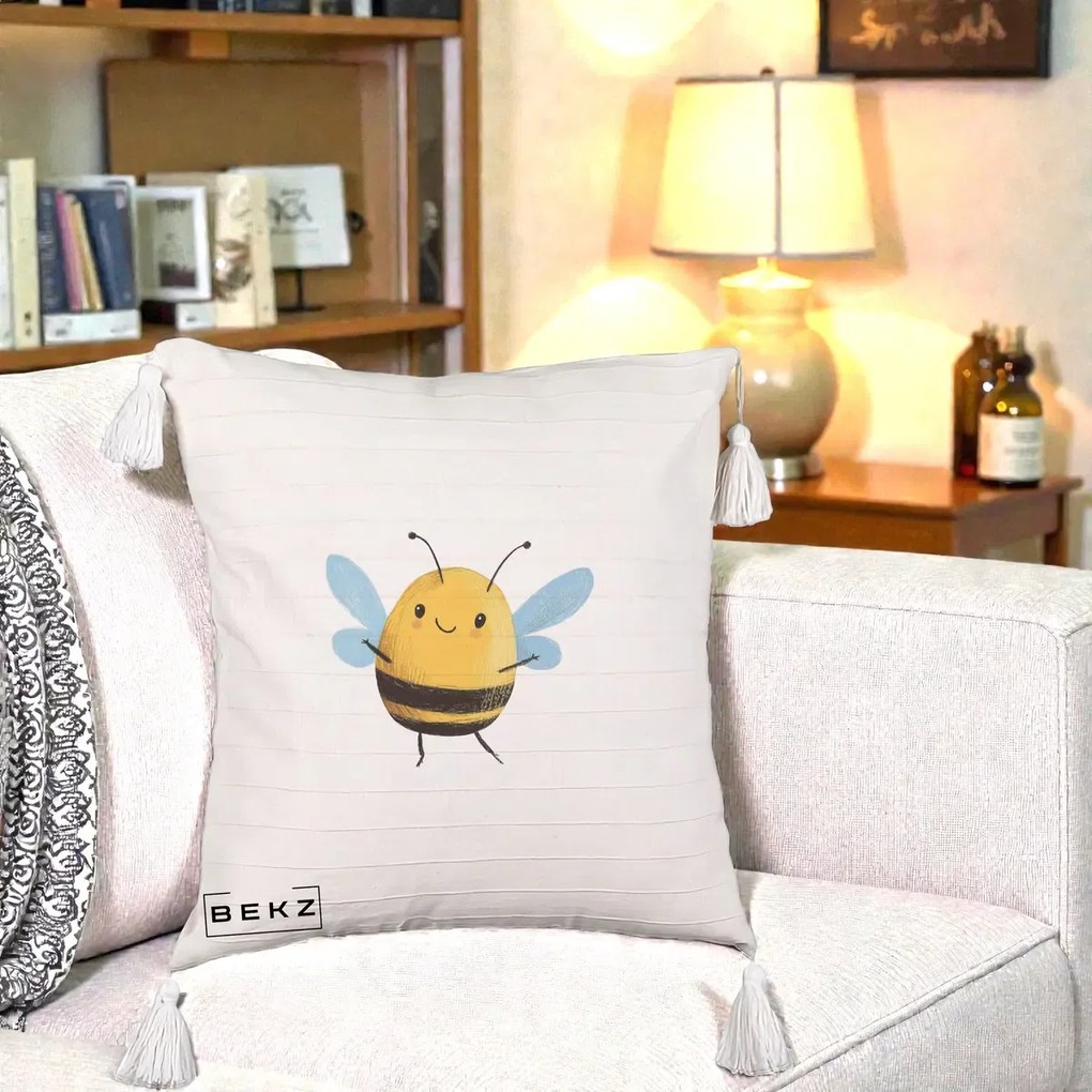 Perna Decorativa Buburuza pe Trifoi cu Patru Foi, 40x40 cm, Bej cu Franjuri, Husa Detasabila, Perna Inclusa, BEKZ®
