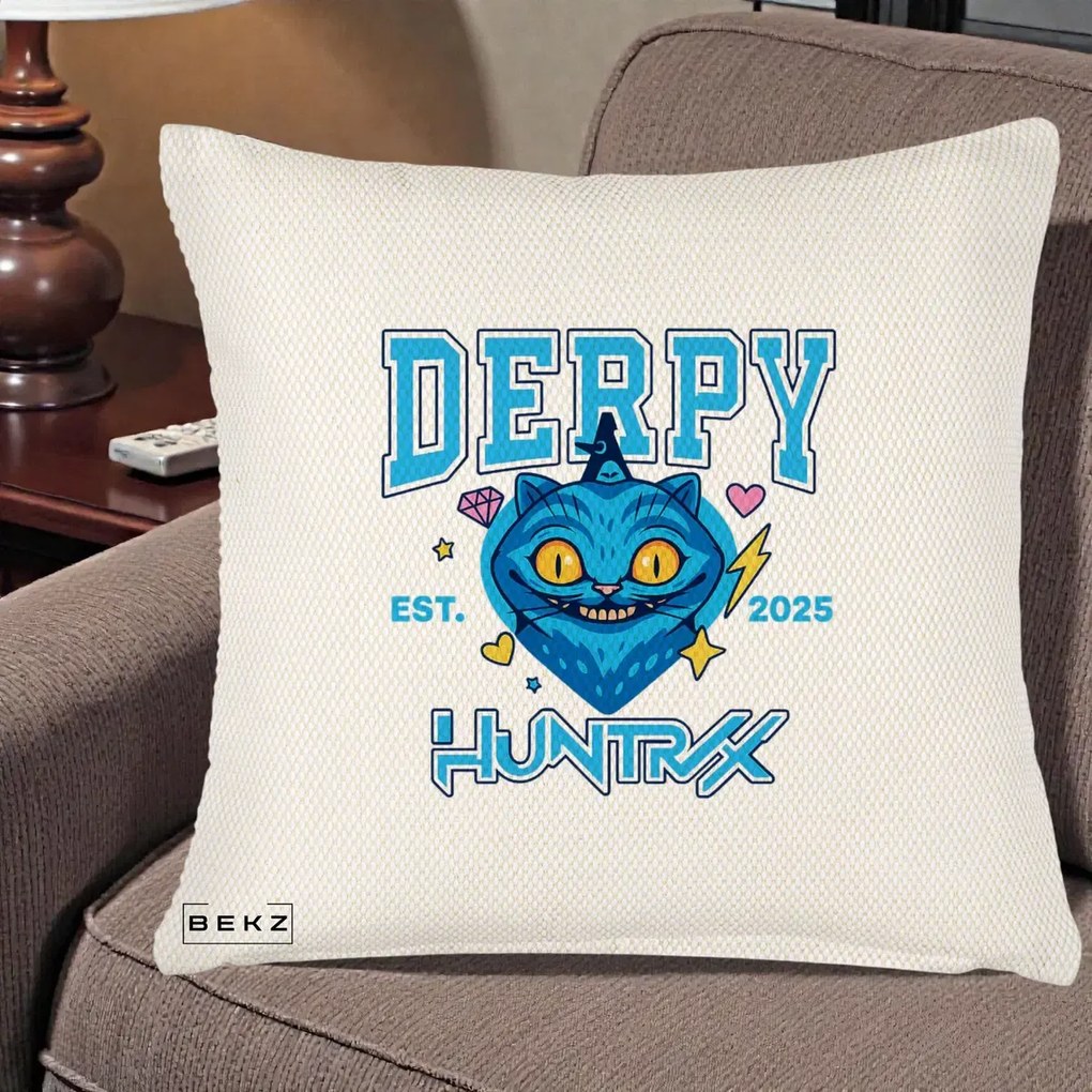Perna Personalizata K-pop HUNTRX Derpy Pisica Albastra, 40x40 cm, Crem Reliefat, Husa Detasabila, Perna Inclusa, BEKZ®