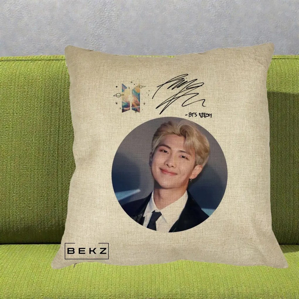Perna Personalizata K-pop BTS RM Namjoon Portret Cerc cu Autograf, 40x40 cm, Crem, Husa Detasabila, Perna Inclusa, BEKZ®