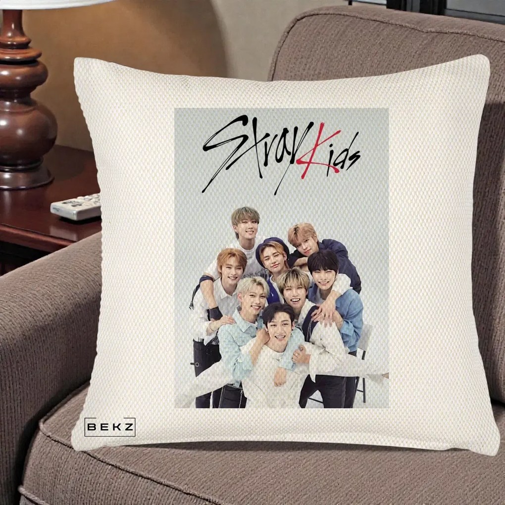 Perna Personalizata K-pop Stray Kids cu Foto Grup Alb-Albastru, 40x40 cm, Crem Reliefat, Husa Detasabila, Perna Inclusa, BEKZ®