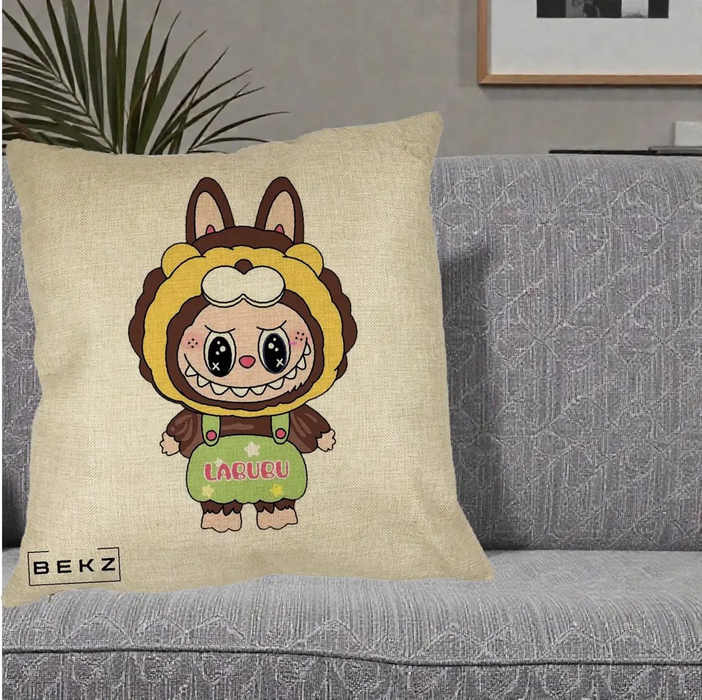 Perna Personalizata Labubu Leu Galben cu Salopeta, 40x40 cm, Crem, Husa Detasabila, Perna Inclusa, BEKZ®