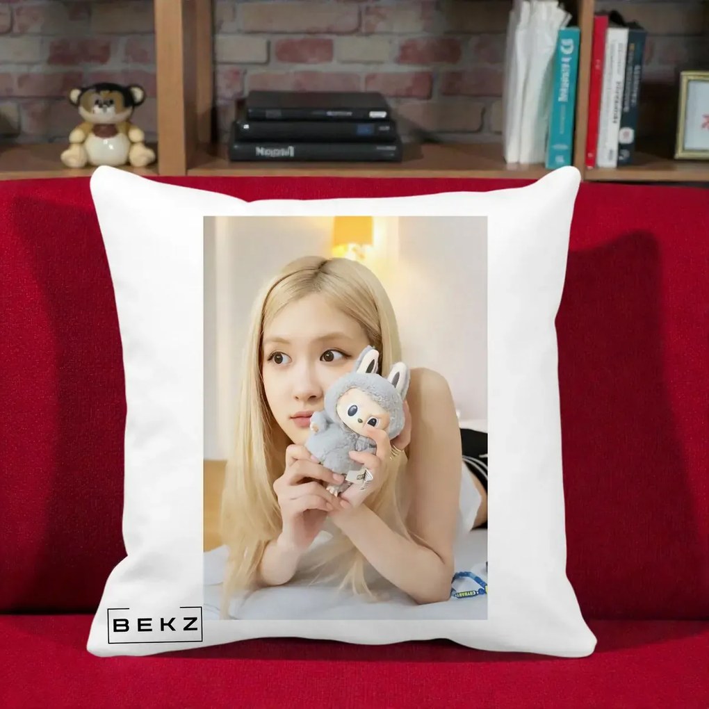 Perna Personalizata K-pop BLACKPINK Rose cu Papusa Iepure, 40x40 cm, Alba Mata, Husa Detasabila, Perna Inclusa, BEKZ®