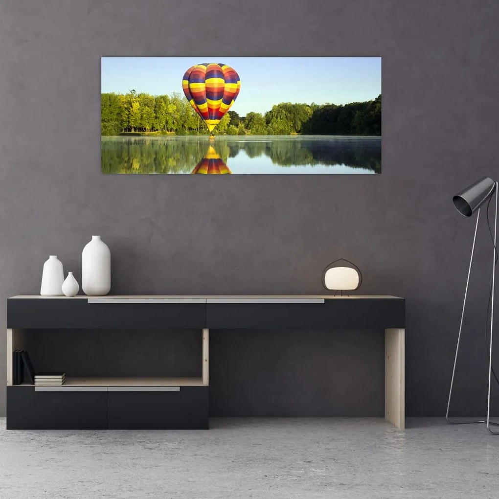 Tablou cu balon cu aer cald pe un lac (120x50 cm)