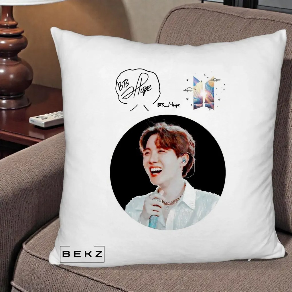 Perna Personalizata K-pop BTS J-Hope Portret cu Autograf, 40x40 cm, Alb Pufos, Husa Detasabila, Perna Inclusa, BEKZ®