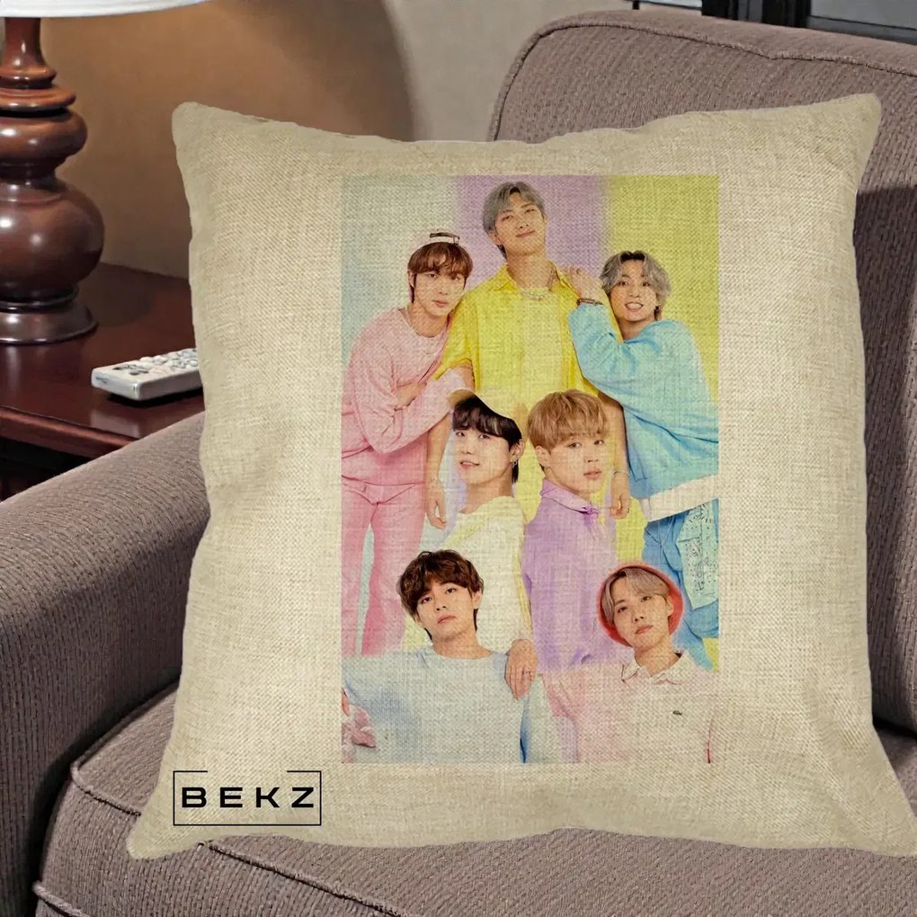 Perna Personalizata K-pop BTS Foto Grup Pastel Colorat cu 7 Membrii, 40x40 cm, Crem, Husa Detasabila, Perna Inclusa, BEKZ®