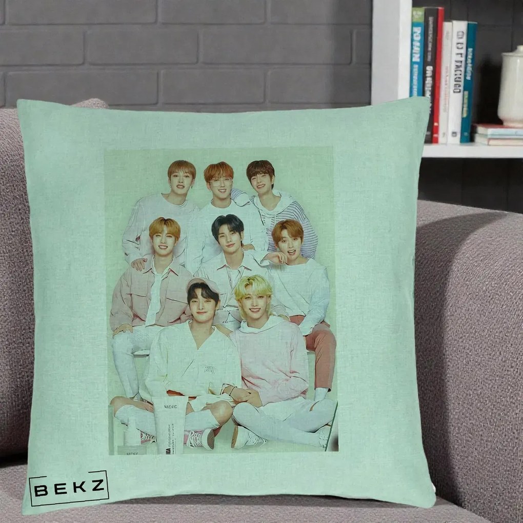 Perna Personalizata K-pop Stray Kids Foto Grup Pastel Roz-Alb cu 8 Membrii, 40x40 cm, Verde Menta, Husa Detasabila, Perna Inclusa, BEKZ®