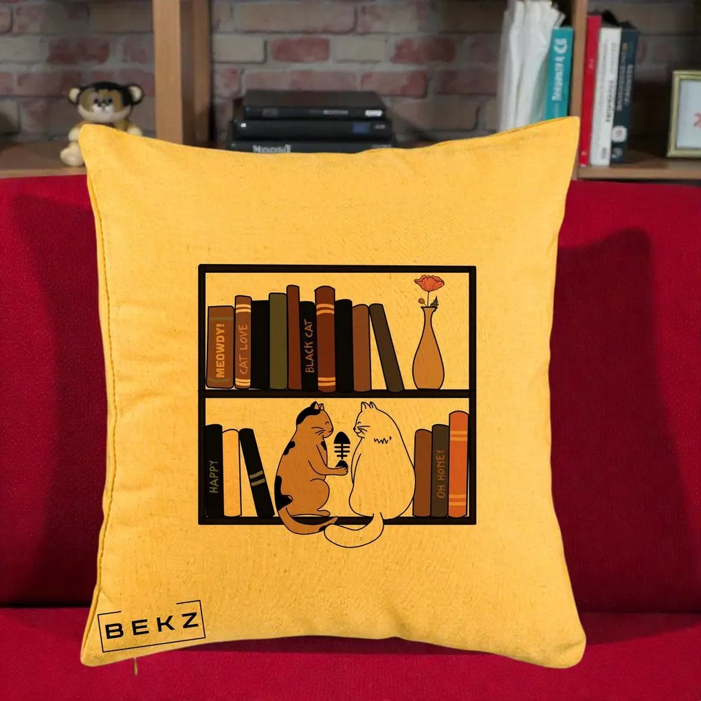 Perna Personalizata Pisici si Carti pe Raft, 40x40 cm, Galben, Husa Detasabila, Perna Inclusa, BEKZ®