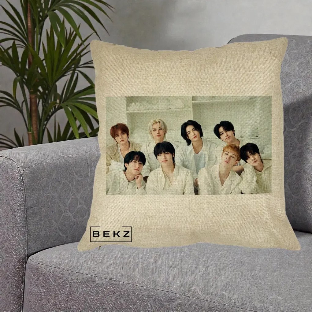 Perna Personalizata K-pop Stray Kids Foto Grup All-White Landscape, 40x40 cm, Crem, Husa Detasabila, Perna Inclusa, BEKZ®