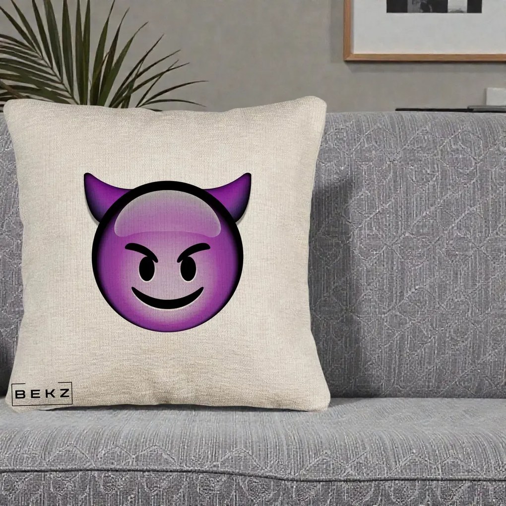 Perna Decorativa Emoji Diavol Mov, 40x40 cm, Bej Canapea, Husa Detasabila, Perna Inclusa, BEKZ®