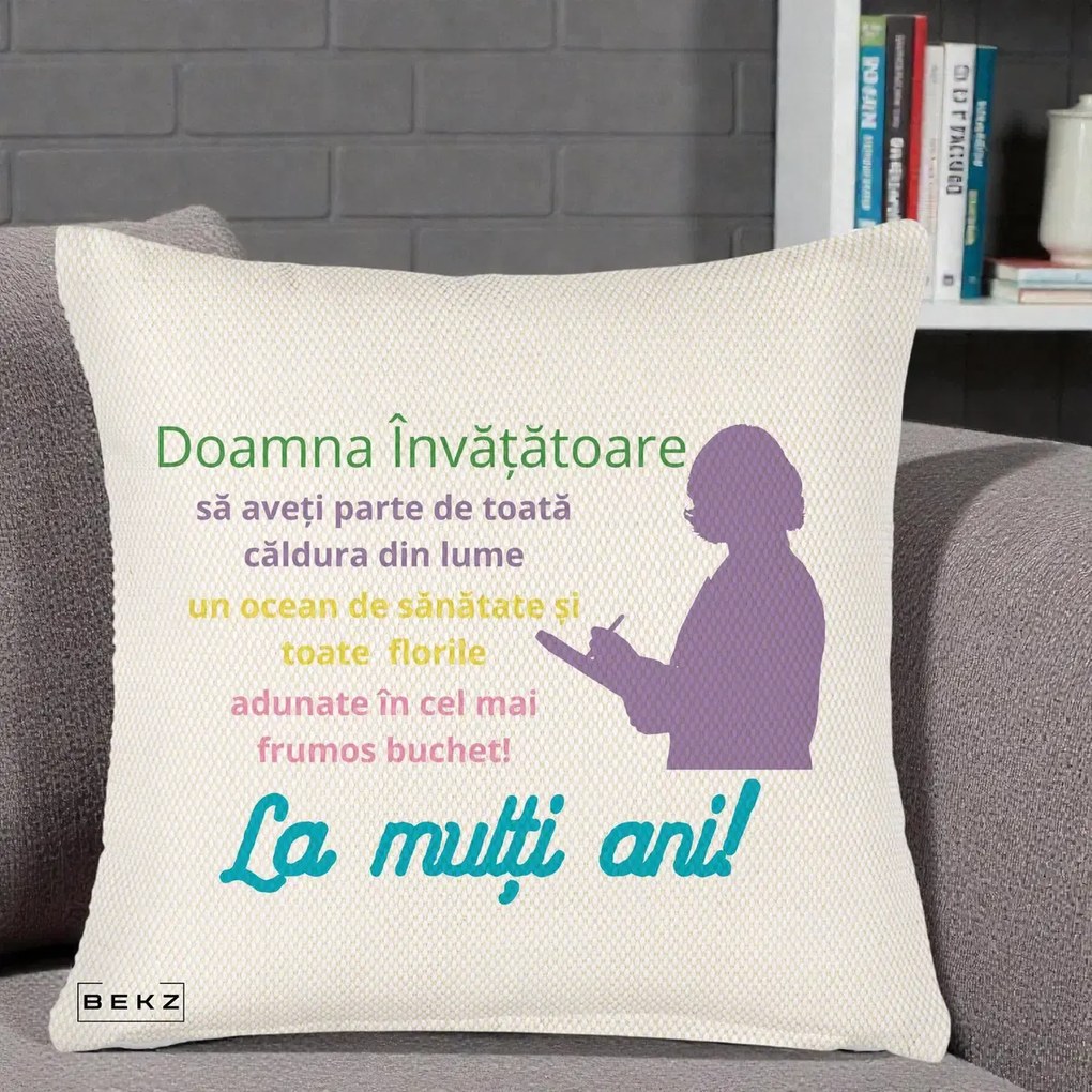 Perna personalizata invatatoare: Doamna invatatoare, La multi ani, 45x45 cm cu Umplutura, Crem Reliefat, BEKZ