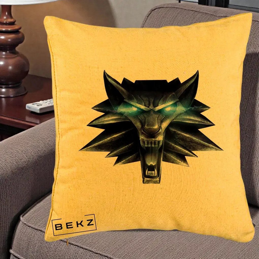 Perna Decorativa The Witcher Wolf Head, 40x40 cm, Galben, Husa Detasabila, Perna Inclusa, BEKZ®