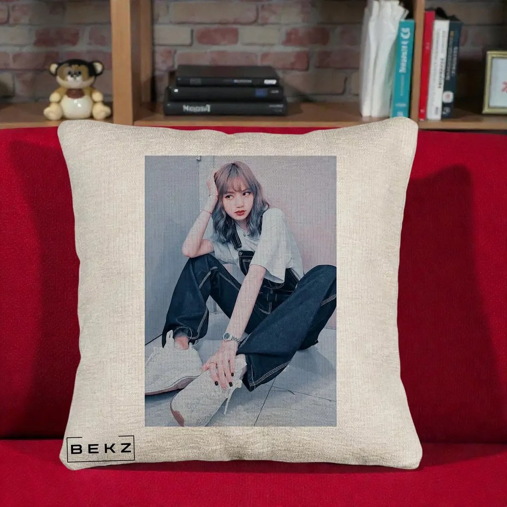 Perna Personalizata K-pop BLACKPINK Lisa, 40x40 cm, Bej Canapea, Husa Detasabila, Perna Inclusa, BEKZ®