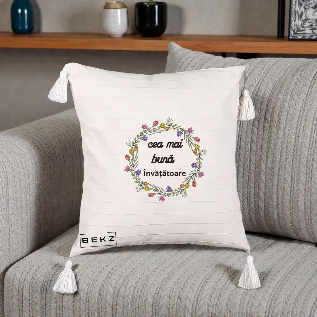 Cadou pentru Invatatoare - Perna Personalizata Cea mai Buna Invatatore cu Coronita Florala Colorata, 40x40 cm, Bej cu Franjuri, Husa Detasabila, Perna Inclusa, BEKZ®