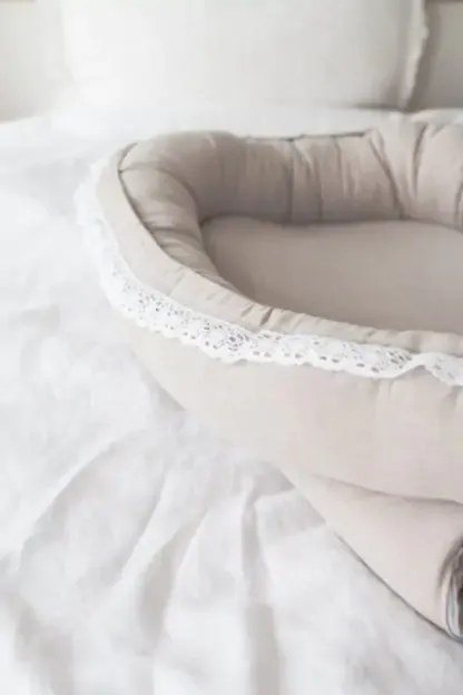 Suport de dormit Babynest Premium 100% in si dantela, Bej, by BabyLy, 80x50 cm