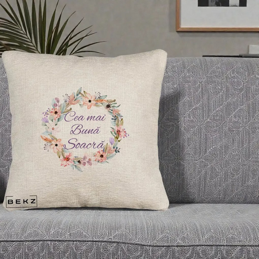 Cadou pentru Soacra - Perna Personalizata Cea mai Buna Soacra cu Coronita Flori Boho Pastel, 40x40 cm, Bej Canapea, Husa Detasabila, Perna Inclusa, BEKZ®
