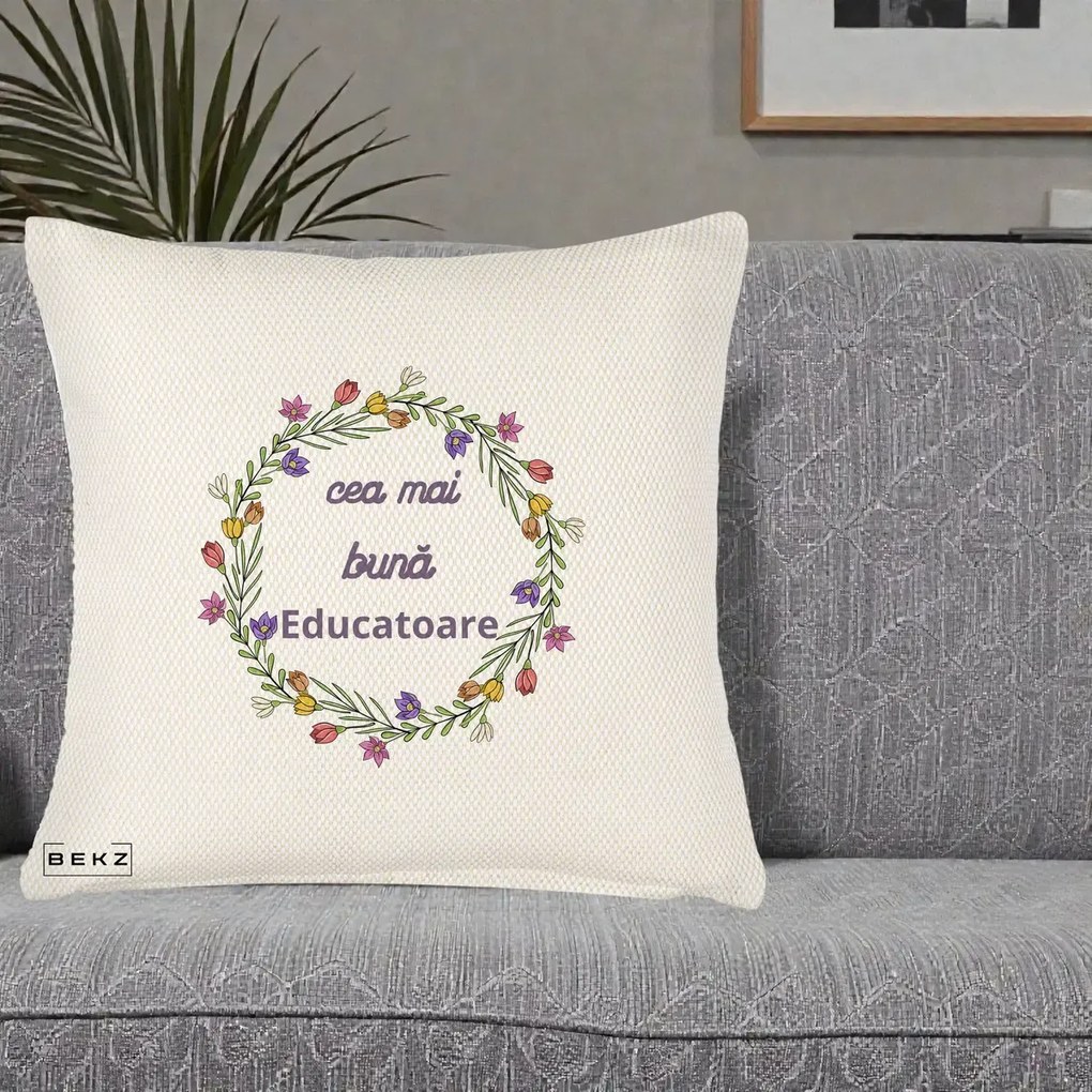 Cadou pentru Educatoare - Perna Personalizata Cea mai Buna Educatoare cu Coronita Florala Colorata, 40x40 cm, Crem Reliefat, Husa Detasabila, Perna Inclusa, BEKZ®