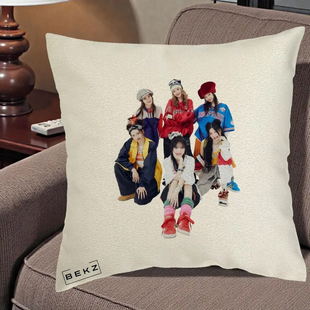Perna Personalizata Grup K-pop Fete Streetwear Foto, 40x40 cm, Ecru, Husa Detasabila, Perna Inclusa, BEKZ®