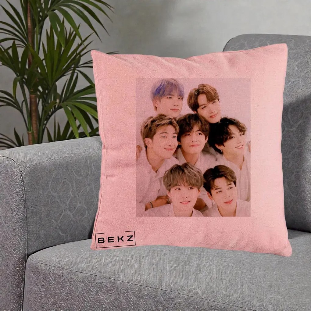 Perna Personalizata K-pop BTS Foto Grup Fete Albe, 40x40 cm, Roz, Husa Detasabila, Perna Inclusa, BEKZ®