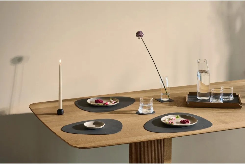 Suport pentru farfurii din piele ecologică 37x44 cm Curve L Nupo – LIND DNA